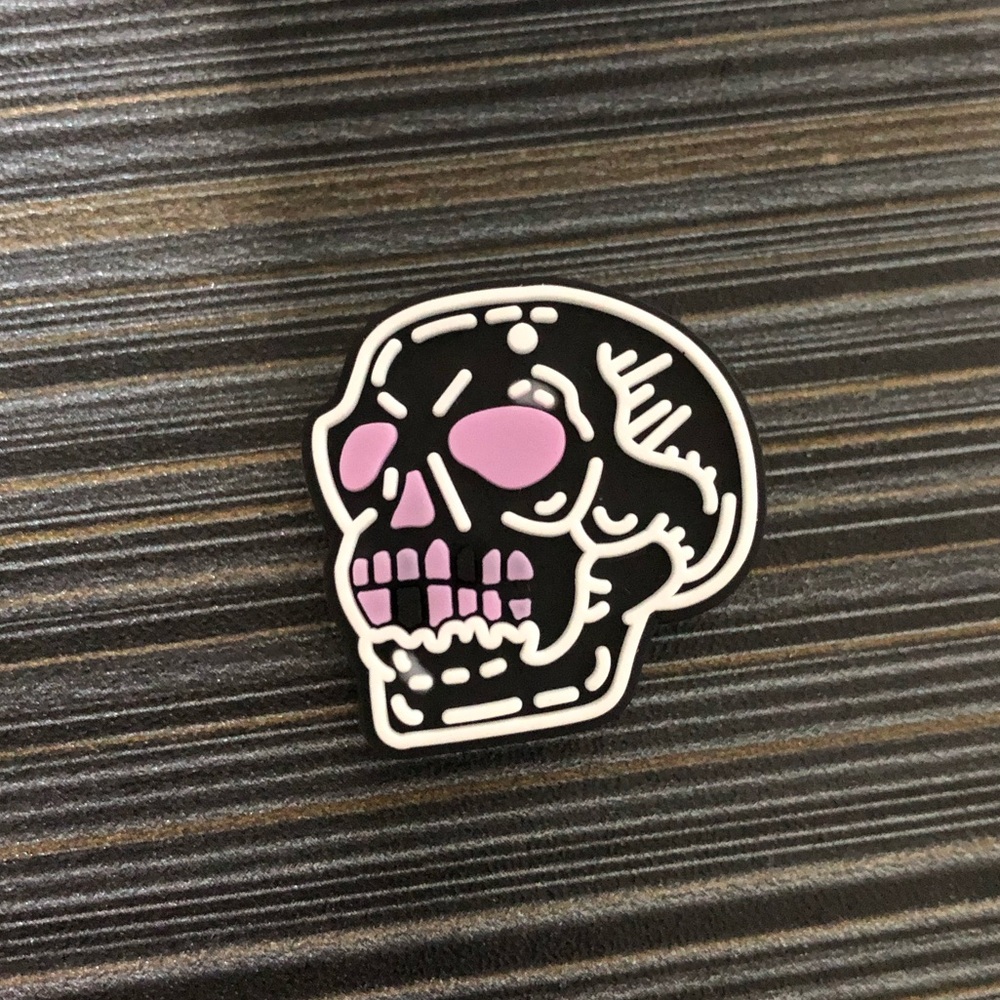 10/$13 Skull crocs charm